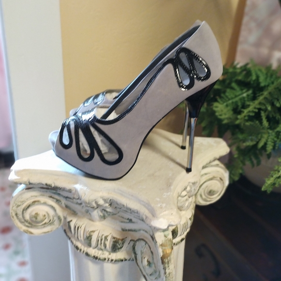 Gray Cutout Stilletos - Picture 6 of 10